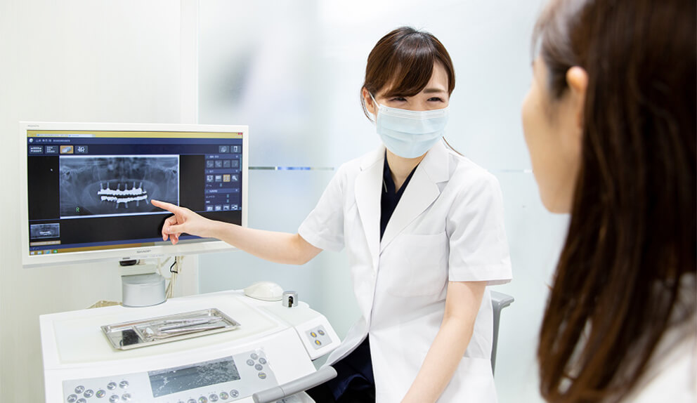 専門の医師に1対1で相談する様子